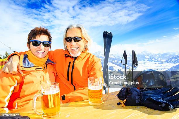 Лыжный Старший Пара На Перерыв — стоковые фотографии и другие картинки Апре-ски - Апре-ски, Пиво, 60-69 лет
