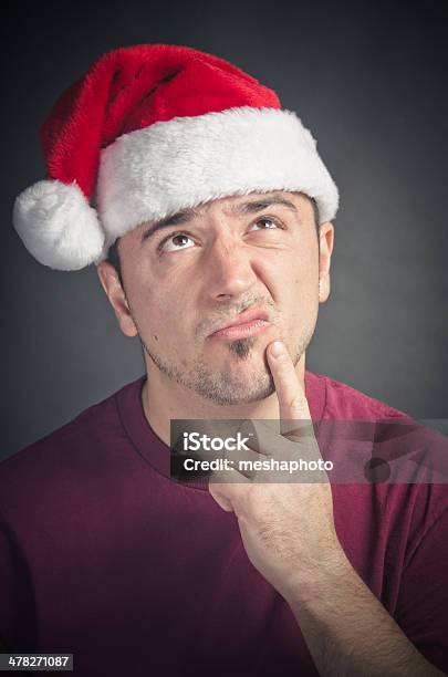 Pensiero Di Uomo In Cappello Da Babbo Natale - Fotografie stock e altre immagini di 20-24 anni - 20-24 anni, Abbigliamento casual, Adulto