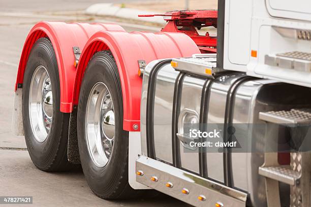 Koła Ciężarówki Jazdy - zdjęcia stockowe i więcej obrazów Biznes - Biznes, Ciężarówka, Ciężarówka transportowa