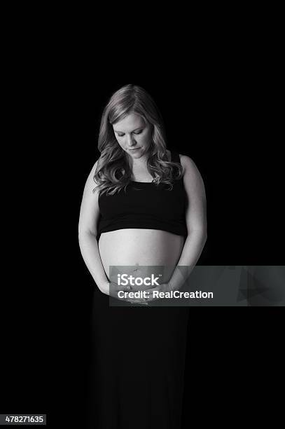 Kobieta W Ciąży Patrząc Na Brzuch - zdjęcia stockowe i więcej obrazów Antycypacja - Antycypacja, Ciało ludzkie, Ciężarna