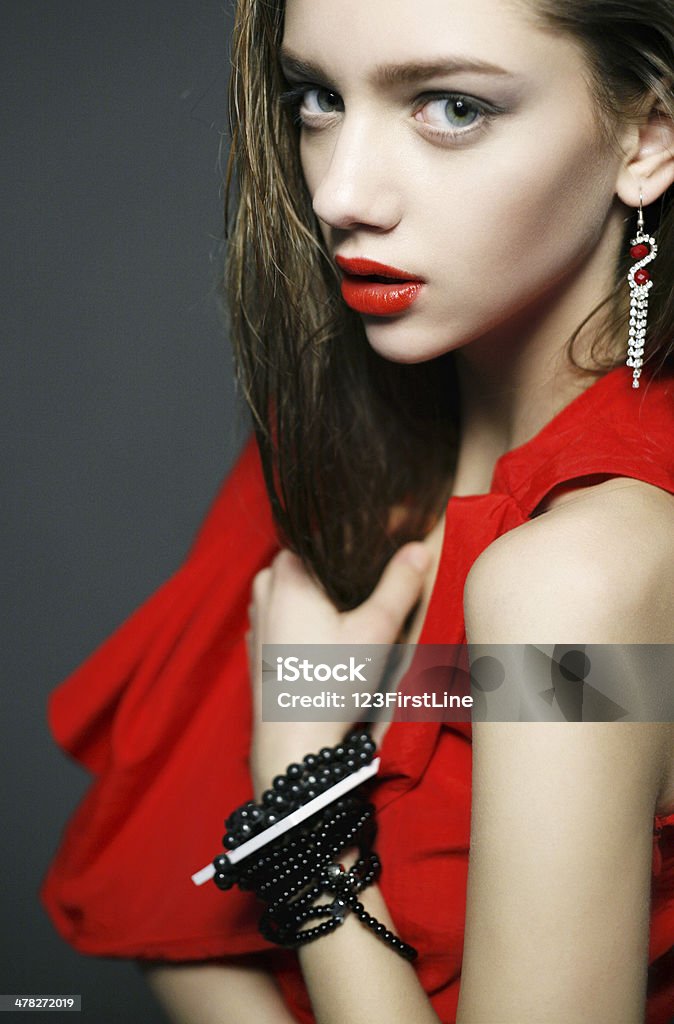 Kobieta z jasny Makijaż i biżuterię i czerwona sukienka - Zbiór zdjęć royalty-free (Biżuteria)