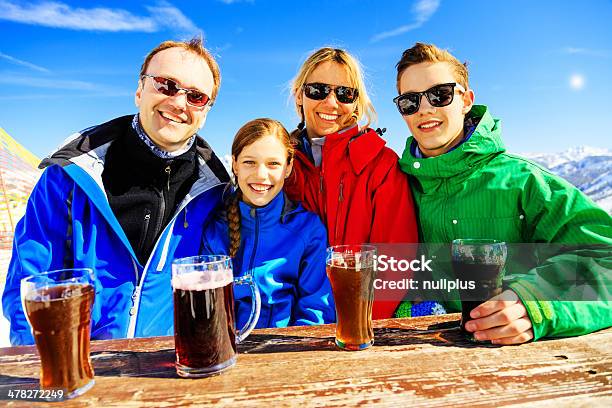 Familia De Cuatro Disfruta De Una Bebida En El Área De Los Alpes Foto de stock y más banco de imágenes de 40-49 años