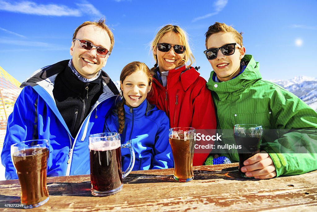 Família de quatro desfrutar de uma bebida nos Alpes - Royalty-free 40-49 Anos Foto de stock