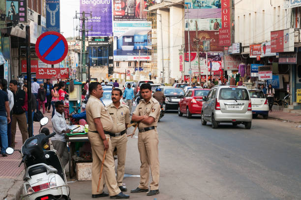 polícias em rua comercial em bangalore - india car people business imagens e fotografias de stock