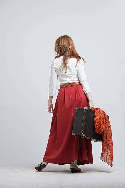 femme en jupe rouge vintage avec une valise - suitcase retro revival women old fashioned photos et images de collection