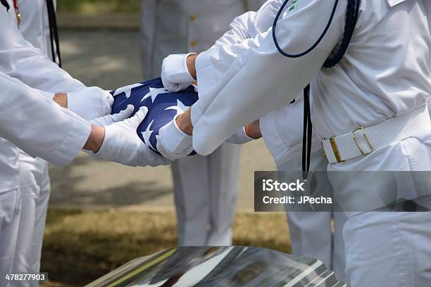 Foto de Bandeira Americana Closeup Para Ser Dobrada Casket Militares Funeral e mais fotos de stock de Bandeira Norte-Americana
