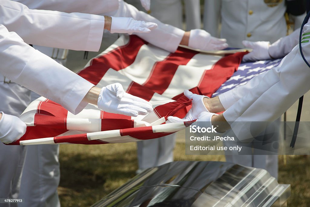 Wojsko Pogrzeb Amerykańska flaga jest składany przez Casket - Zbiór zdjęć royalty-free (Narodowy Cmentarz w Arlington)