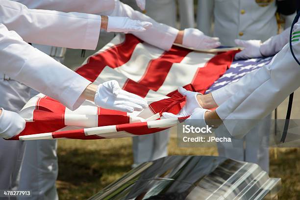 Wojsko Pogrzeb Amerykańska Flaga Jest Składany Przez Casket - zdjęcia stockowe i więcej obrazów Narodowy Cmentarz w Arlington