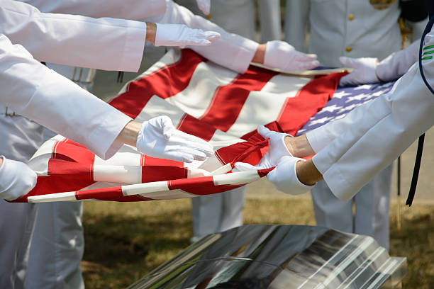 военный похороны американский флаг, сложить casket - arlington national cemetery virginia cemetery american flag стоковые фото и изображения