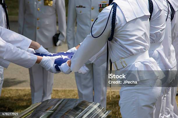 Foto de Funeral Militar Detalhe Em Bandeira Dobrável e mais fotos de stock de Bandeira Norte-Americana - Bandeira Norte-Americana, Cemitério, Cemitério Nacional de Arlington