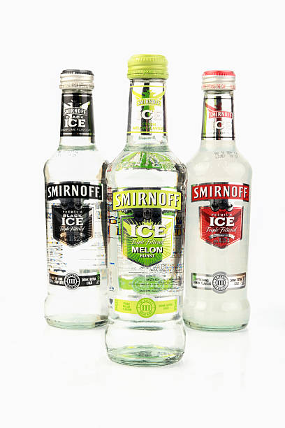 smirnoff ghiaccio - smirnoff vodka bottle alcohol foto e immagini stock