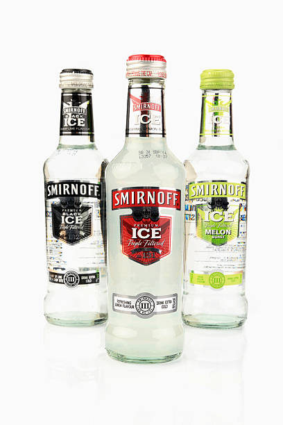 smirnoff ghiaccio - smirnoff vodka bottle alcohol foto e immagini stock