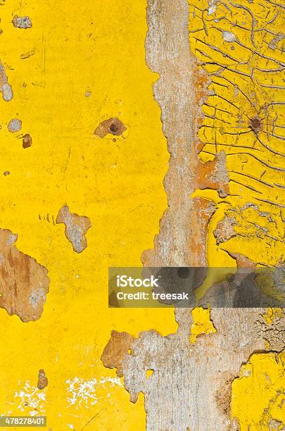 Ущерб И Заржавленный Желтая Краска Стены — стоковые фотографии и другие картинки Абстрактный - Абстрактный, Без людей, Вертикальный
