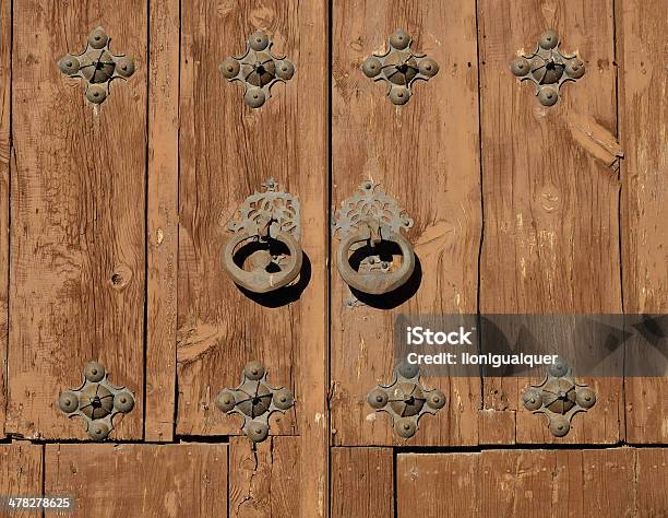 Detalhe De Uma Igreja De Madeira Porta - Fotografias de stock e mais imagens de Antigo - Antigo, Antiguidade, Arquitetura