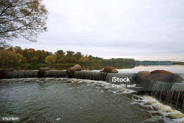 Photo libre de droit de Cascade Contre Ciel Nuageux En Automne banque d'images et plus d'images libres de droit de Arbre - Arbre, Arbre à feuilles caduques, Automne