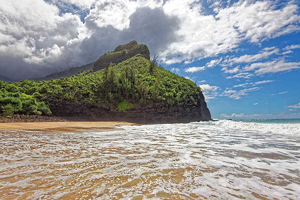 dziewiczej tropikalnej plaży na wyspie, przylatujących zbierają się chmury, - kauai tropical climate green travel destinations zdjęcia i obrazy z banku zdjęć