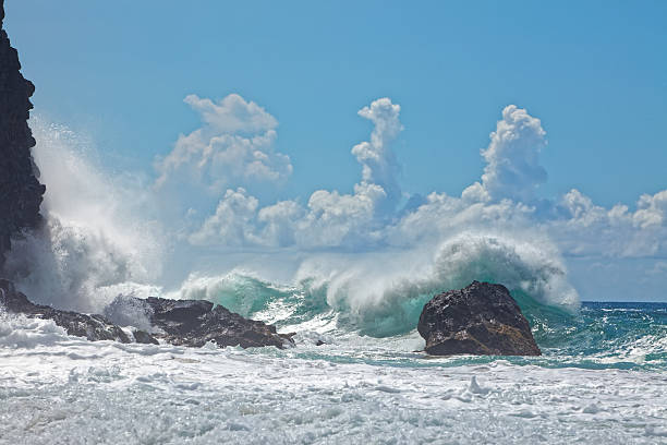 Dzikie potężne fale zerwania na Skaliste Wybrzeże pod błękitne niebo – zdjęcie