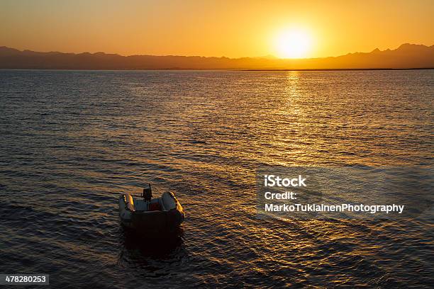 Puesta De Sol Sobre Dinghy Foto de stock y más banco de imágenes de Agua - Agua, Aire libre, Amarillo - Color