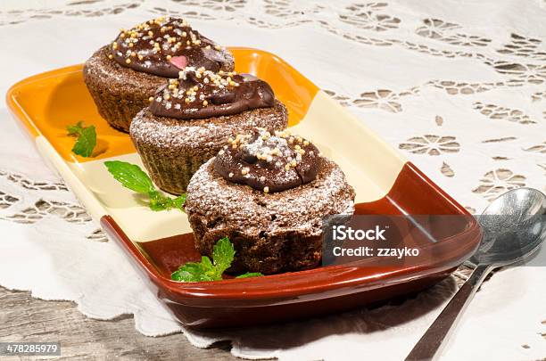 다이어트 초콜릿 컵케이크 On Yeliow 직사각 플라테 숟가락 0명에 대한 스톡 사진 및 기타 이미지 - 0명, 갈색, 규모
