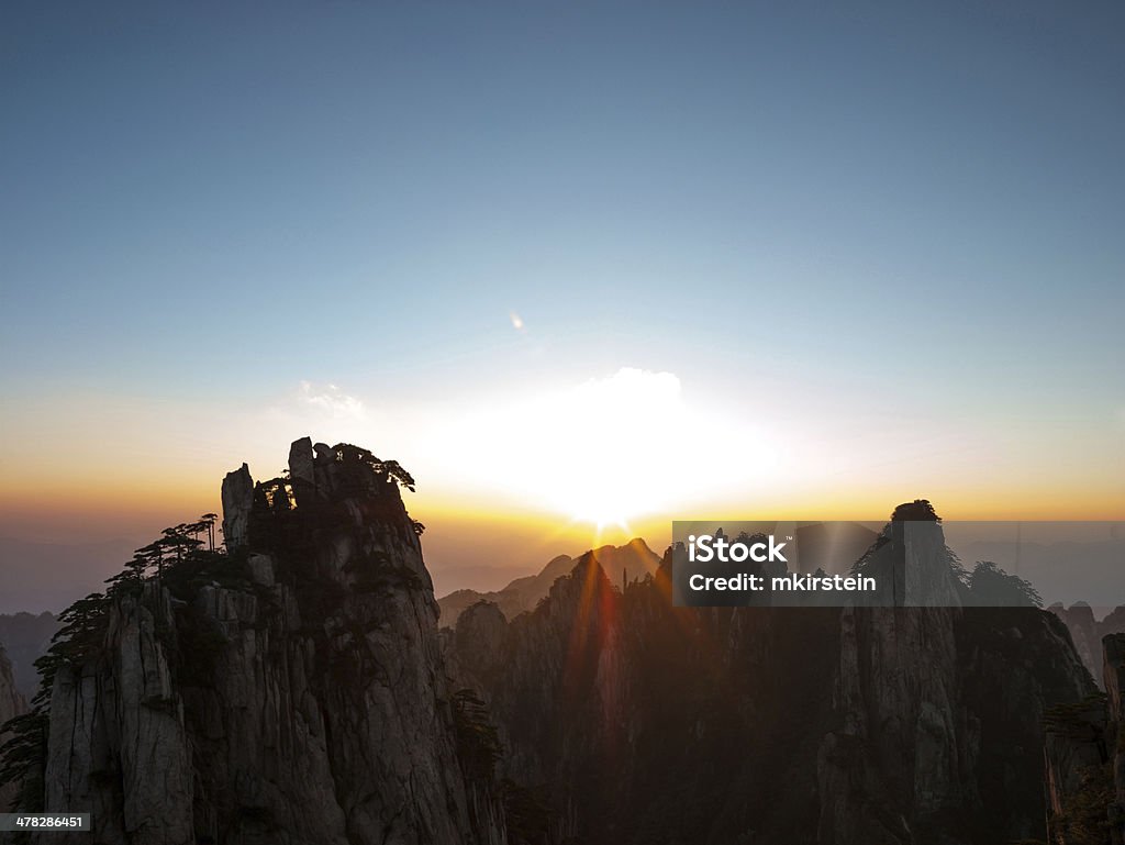 Giallo Mountain - Foto stock royalty-free di Alba - Crepuscolo