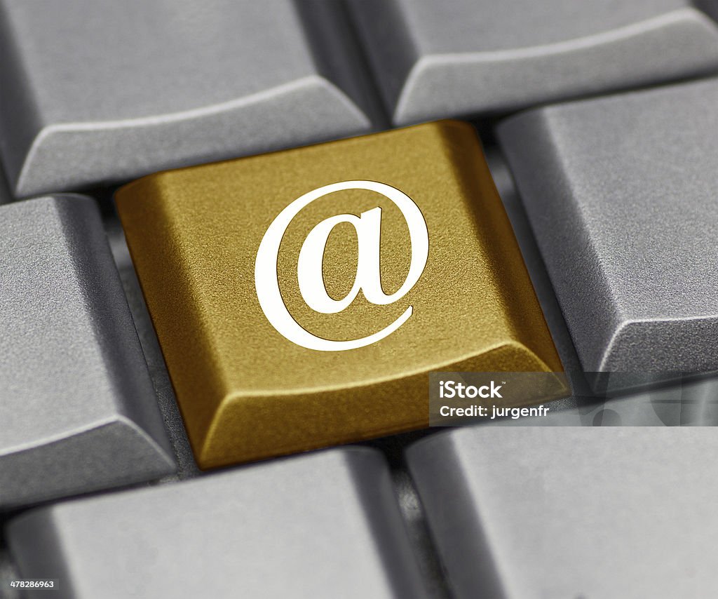 Tasto di Computer oro-simbolo @ - Foto stock royalty-free di Affari