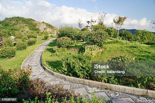 Parque Com Relva Verde - Fotografias de stock e mais imagens de Ajardinado - Ajardinado, Ao Ar Livre, Arbusto