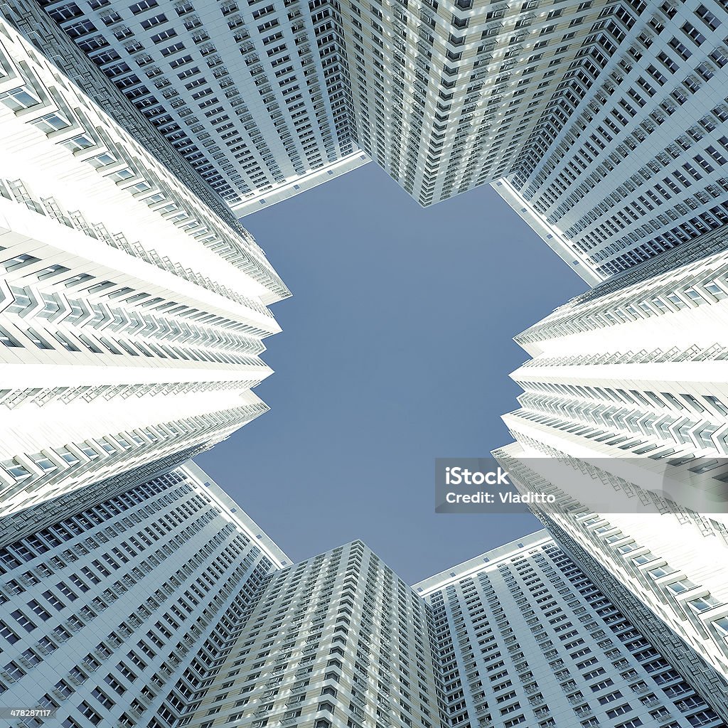 Vista em perspectiva para o novo edifício moderno arranha-céus de negócios - Foto de stock de Arquitetura royalty-free