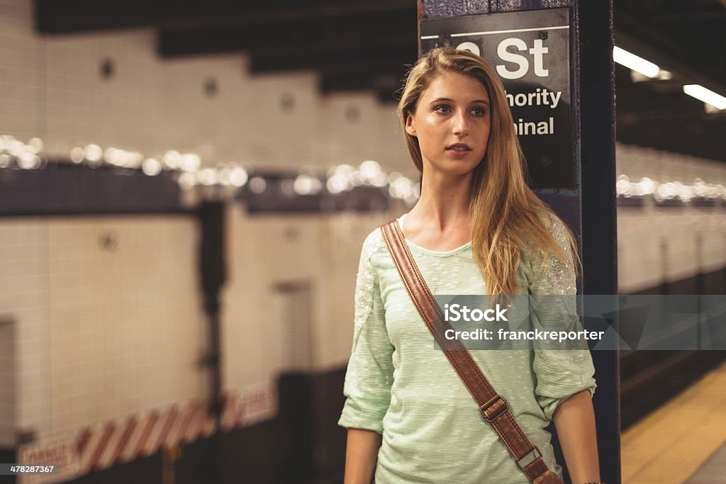 Mujer esperando el metro en la estación de metro de manhattan - Foto de stock de 20 a 29 años libre de derechos