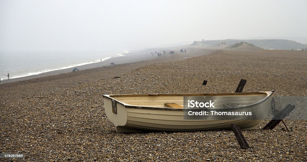 Wiosłować Łódka na plaży Kamień pokryte w Norfolk - Zbiór zdjęć royalty-free (Anglia)