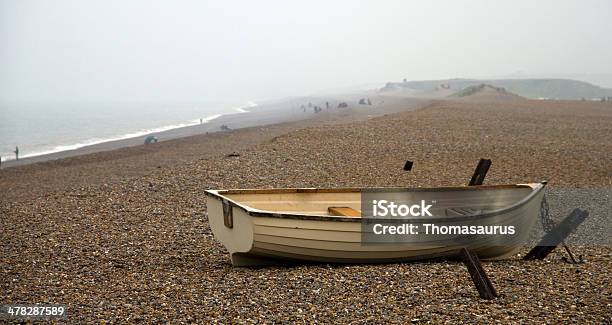 Wiosłować Łódka Na Plaży Kamień Pokryte W Norfolk - zdjęcia stockowe i więcej obrazów Anglia - Anglia, Bez ludzi, Fotografika