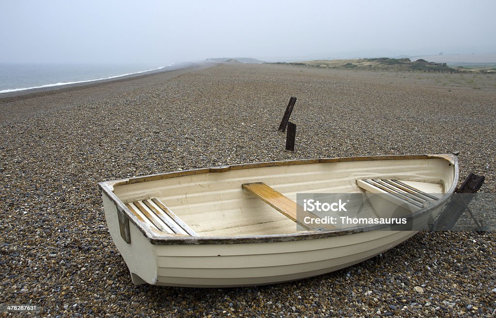手漕ぎボートにストーンで覆われたビーチで、ノーフォーク - こけら板のロイヤリティフリーストックフォト
