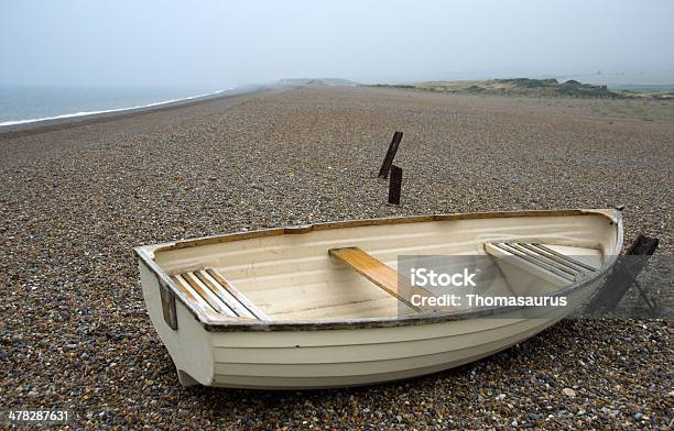 手漕ぎボートにストーンで覆われたビーチでノーフォーク - こけら板のストックフォトや画像を多数ご用意 - こけら板, イギリス, イングランド