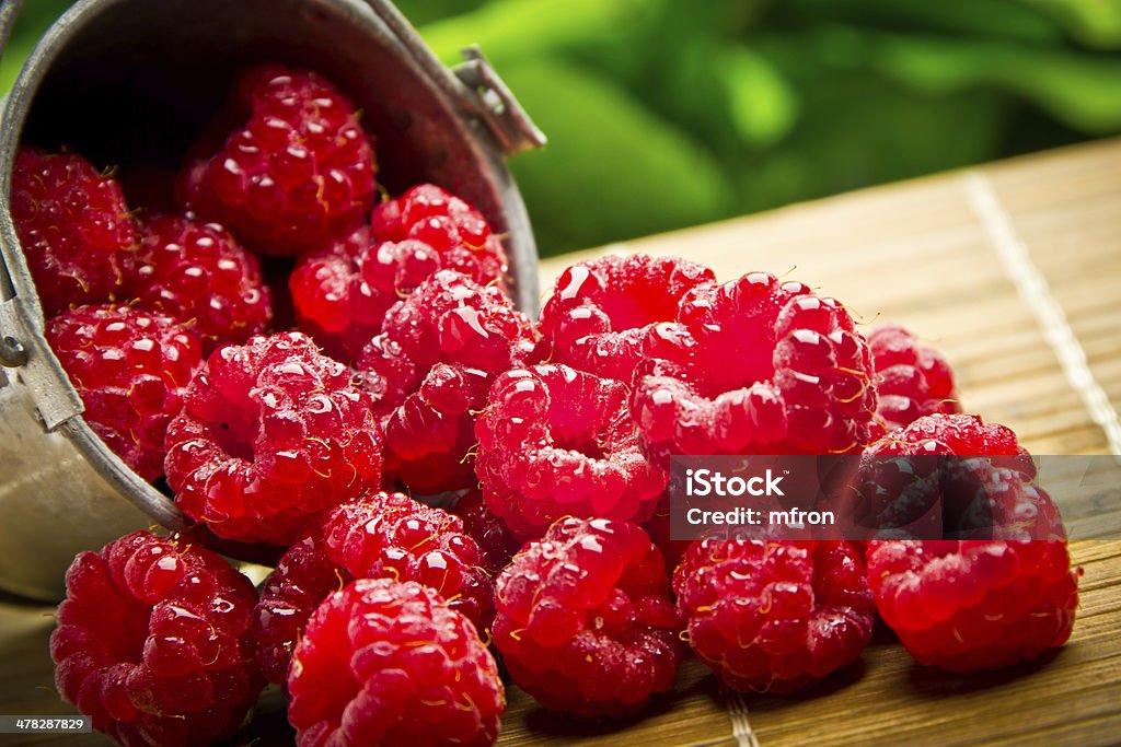 Deliciosas frutas, bayas en metal de cubo pequeño - Foto de stock de Alimento libre de derechos
