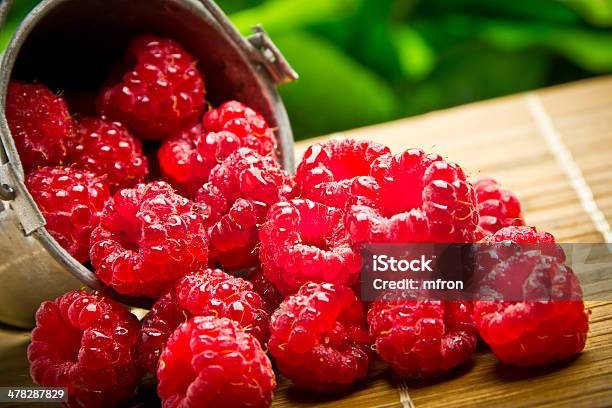 Delicioso Bagas E Frutos Pequenos Balde De Metal - Fotografias de stock e mais imagens de Alimentação Saudável - Alimentação Saudável, Balde, Colorido