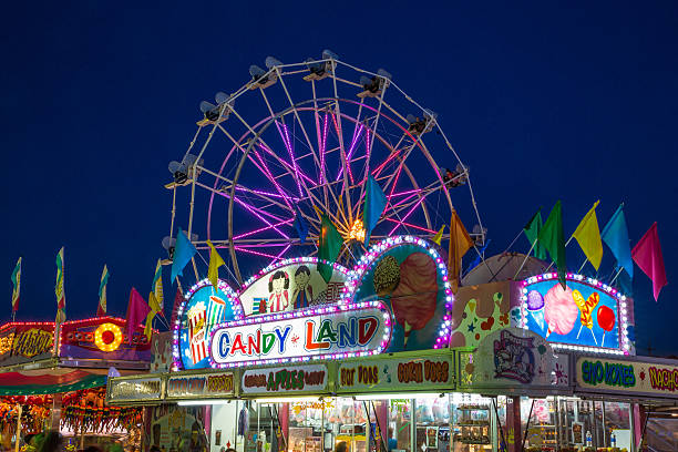 nuit au midway - ferris wheel wheel blurred motion amusement park photos et images de collection