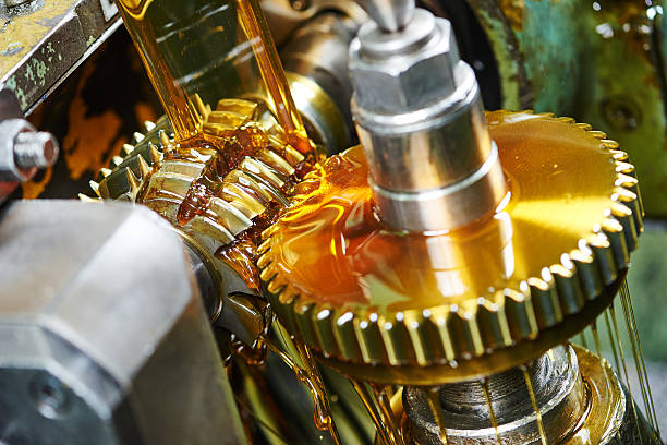 металлообработка: gearwheel обработки - lubrication стоковые фото и изображения