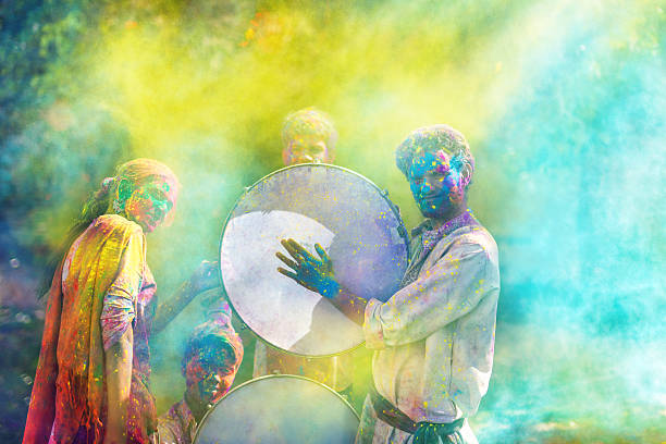молодой индийский человек, празднование холи фестиваля - indian music фотографии стоковые фото и изображения