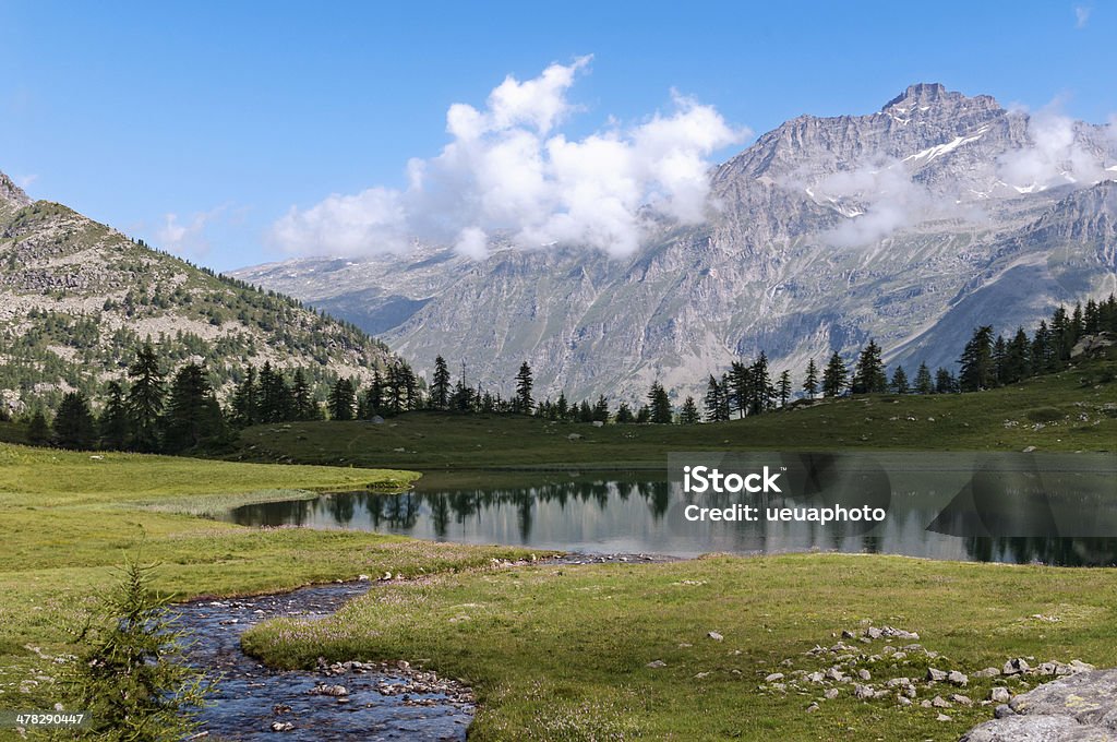 Lago alpino - Foto de stock de Alpes europeus royalty-free