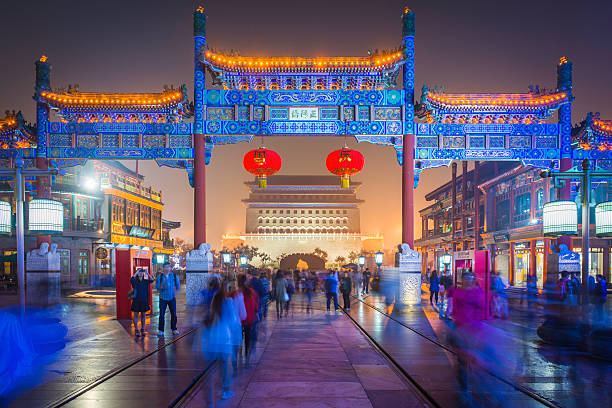 vida noturna de pequim multidões lojas sob zhengyang gate bridge lanternas china - smog china beijing pollution - fotografias e filmes do acervo