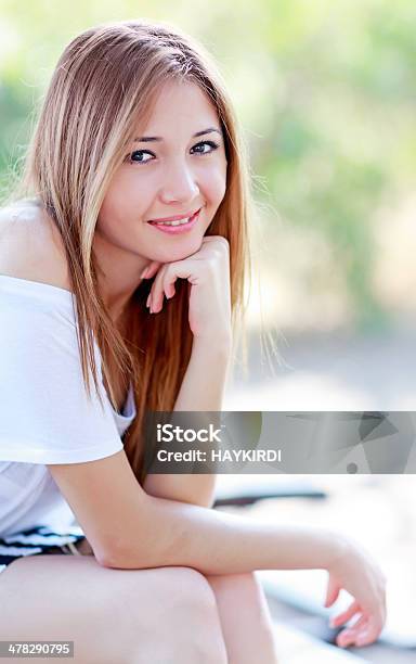 Foto de Bonita E Feliz Garota Turco e mais fotos de stock de 18-19 Anos - 18-19 Anos, Adolescente, Adolescência