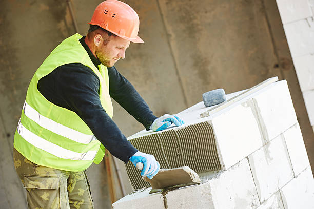 construcción trabajador albañil mason - mason brick bricklayer installing fotografías e imágenes de stock