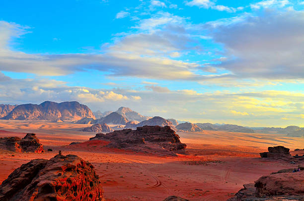 tramonto di wadi-rum - jordan foto e immagini stock