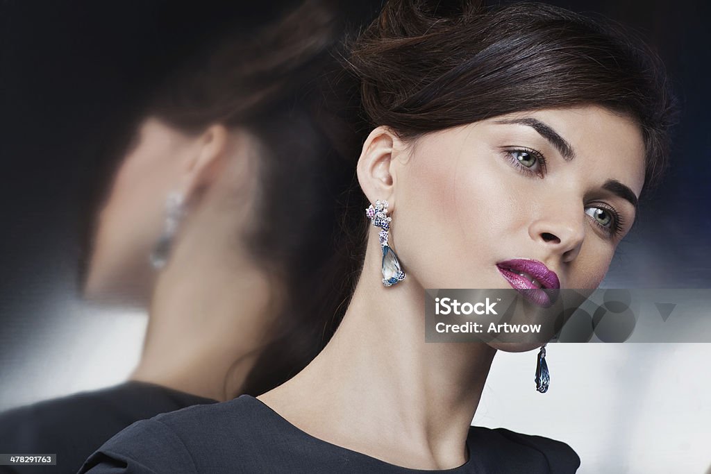 Moda mulher com maquiagem profissional e penteado - Foto de stock de 25-30 Anos royalty-free