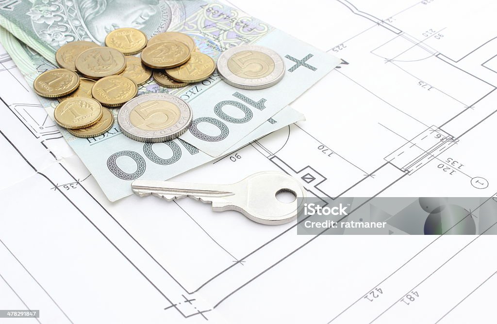 Деньги и серебряный ключ лежать на плана обеспечения жильем - Стоковые фото Архитектура роялти-фри