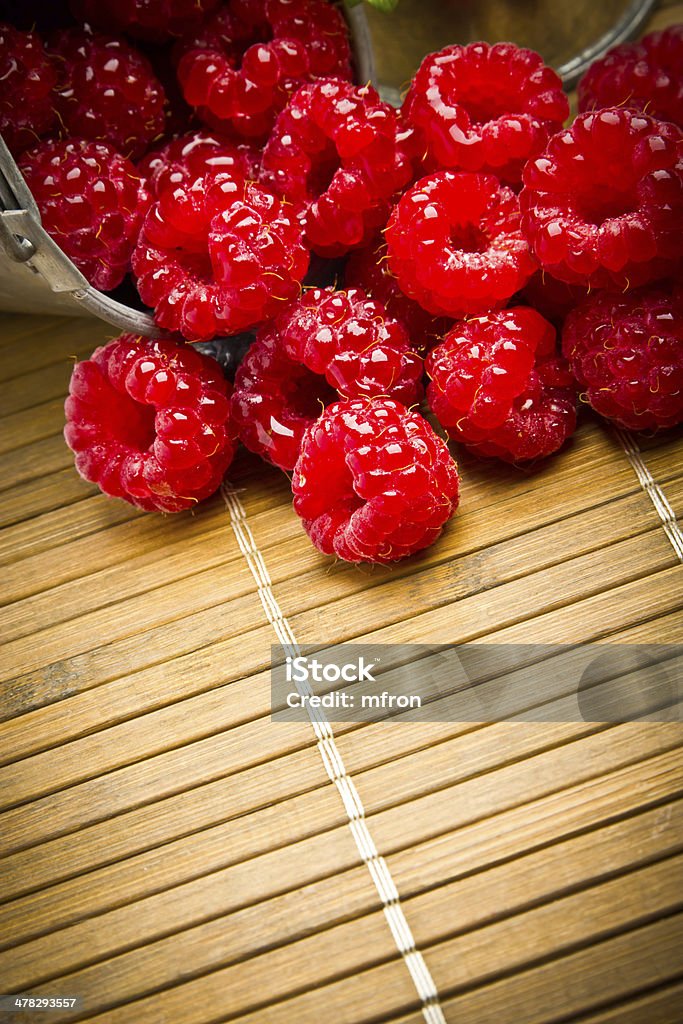 Deliciosos raspberries sobre un fondo de madera - Foto de stock de Alimento libre de derechos