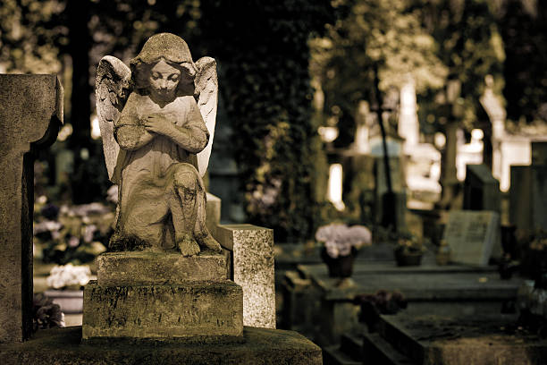 querubín con fondo blanco cementerio - sculpture gothic style grave spooky fotografías e imágenes de stock