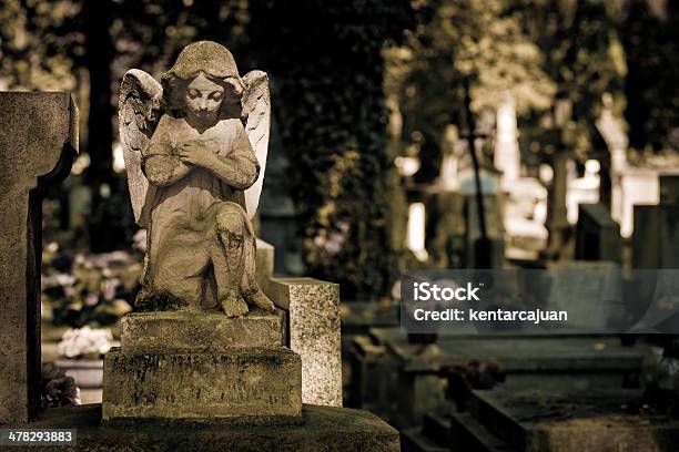 Foto de Querubim Com Fundo Branco Cemitério e mais fotos de stock de Cemitério - Cemitério, Anjo, Lápide