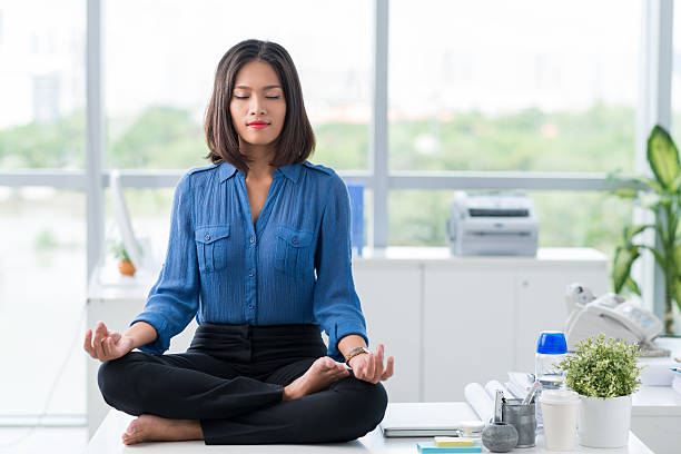 meditação no escritório - yoga business women indoors imagens e fotografias de stock