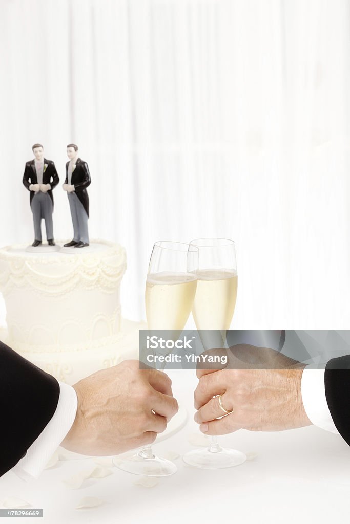 Brindando com champanhe mesmo sexo casamento Gay Men casamento - Foto de stock de Casal Gay royalty-free