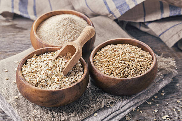 flocons d'avoine, les graines et bran - heap stack oat oatmeal photos et images de collection